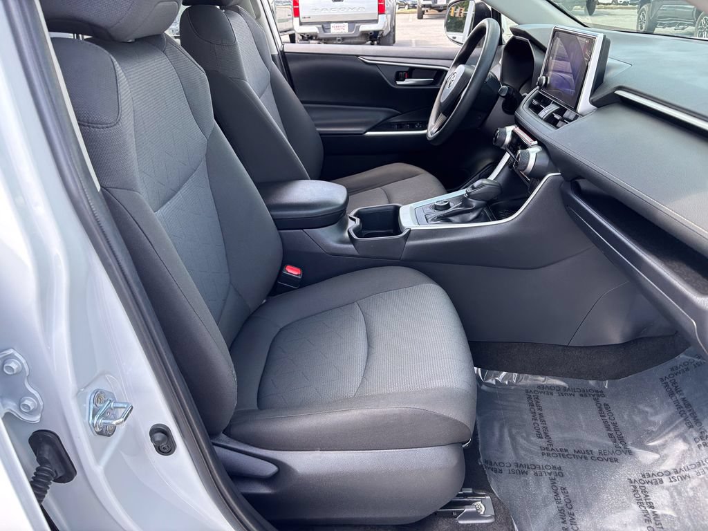 Used 2025 Toyota RAV4 XLE AWD/4WD image 33