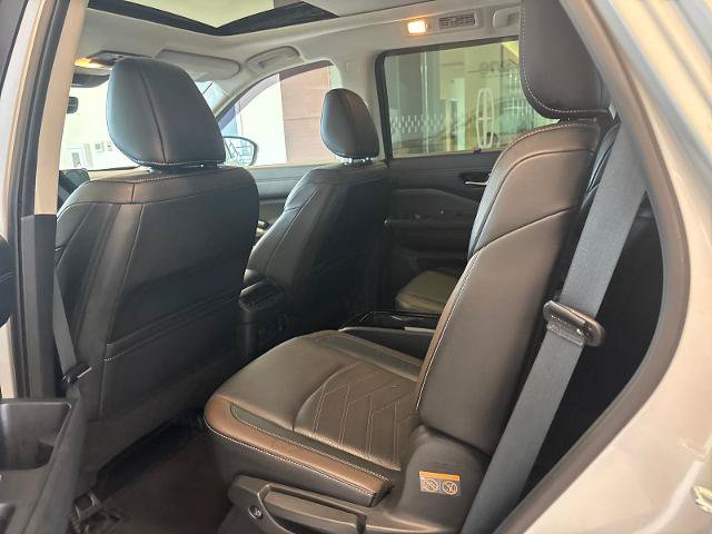 Used 2024 Nissan Pathfinder Platinum FWD image 11