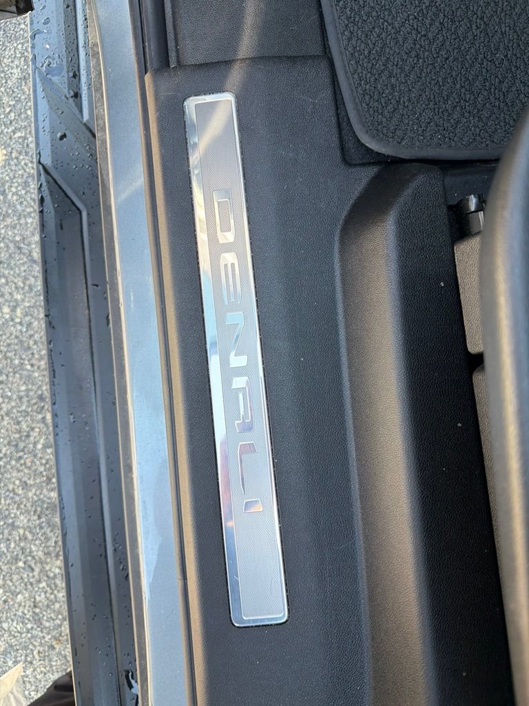 Used 2025 GMC Yukon XL Denali AWD/4WD image 14
