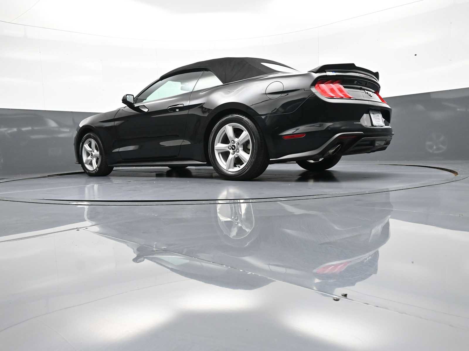 Used 2019 Ford Mustang Convertible RWD image 33
