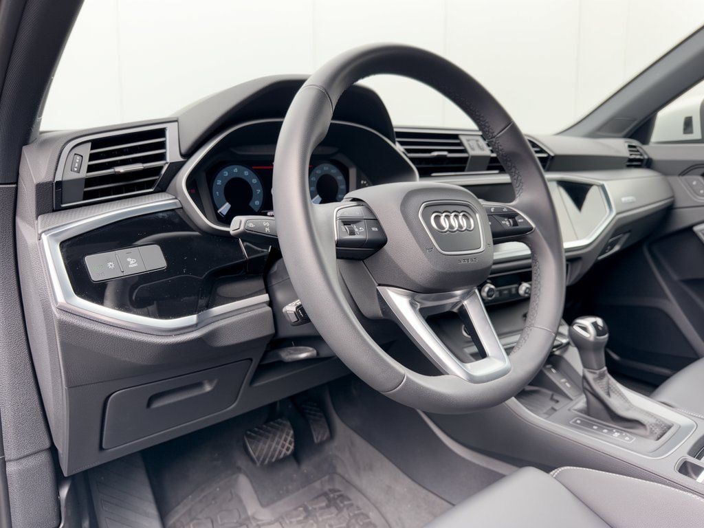Used 2025 Audi Q3 2.0T Premium w/ Convenience Package AWD/4WD image 4