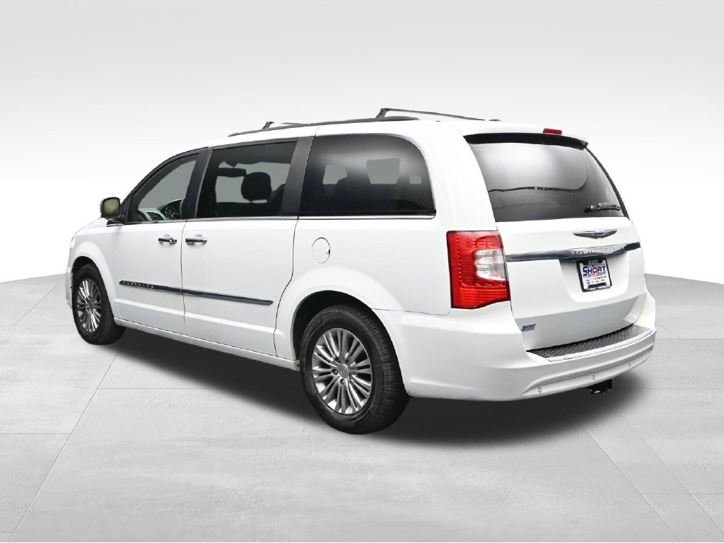 Used 2016 Chrysler Town & Country Touring-L FWD image 3