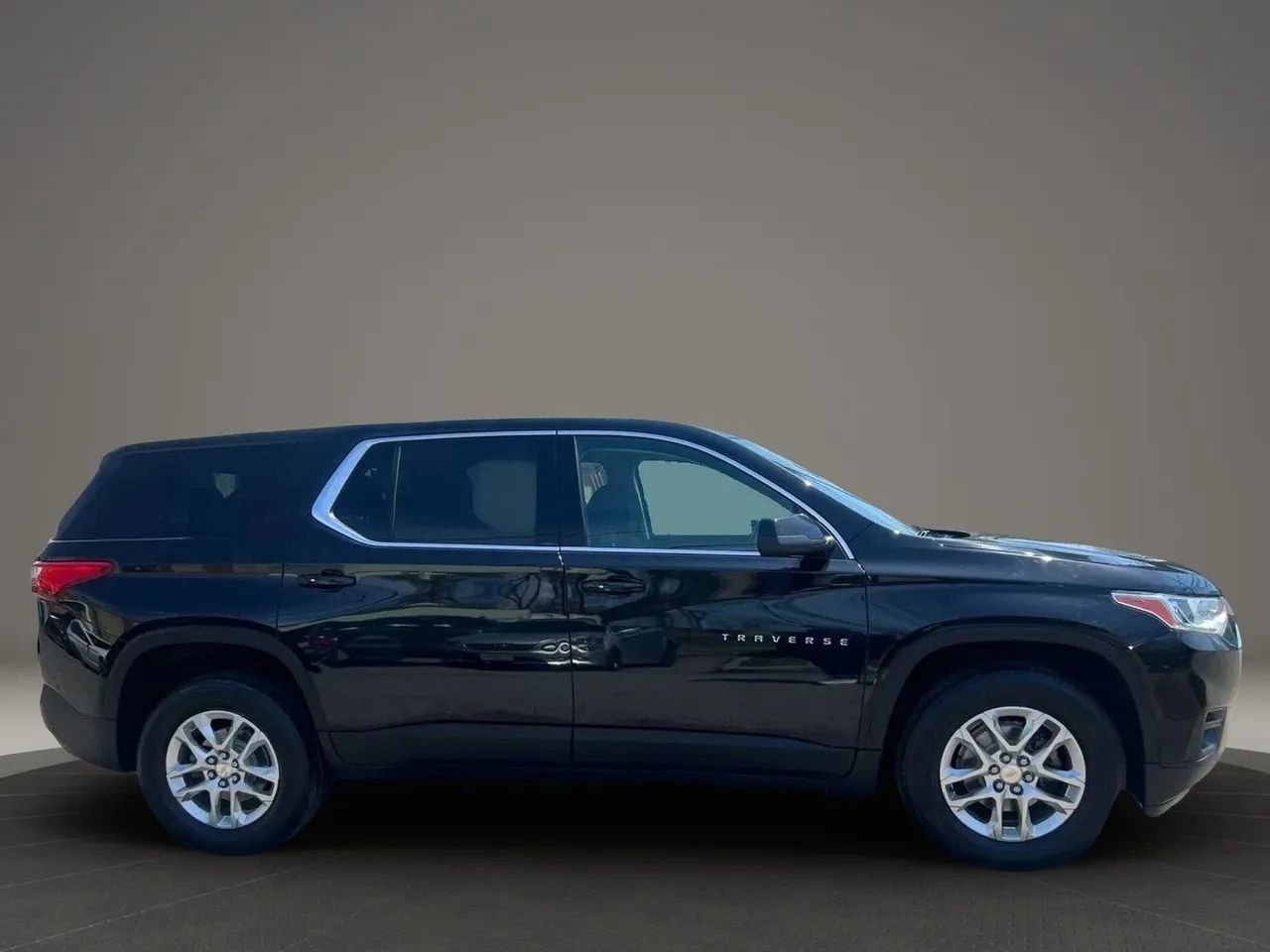 Used 2021 Chevrolet Traverse LS AWD/4WD image 4