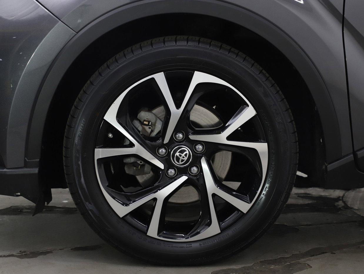 Used 2021 Toyota C-HR XLE FWD image 28