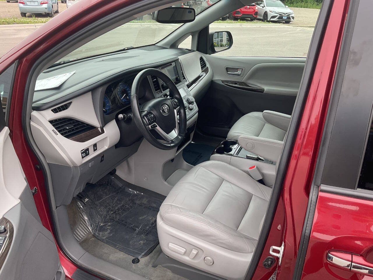 Used 2015 Toyota Sienna XLE FWD image 14
