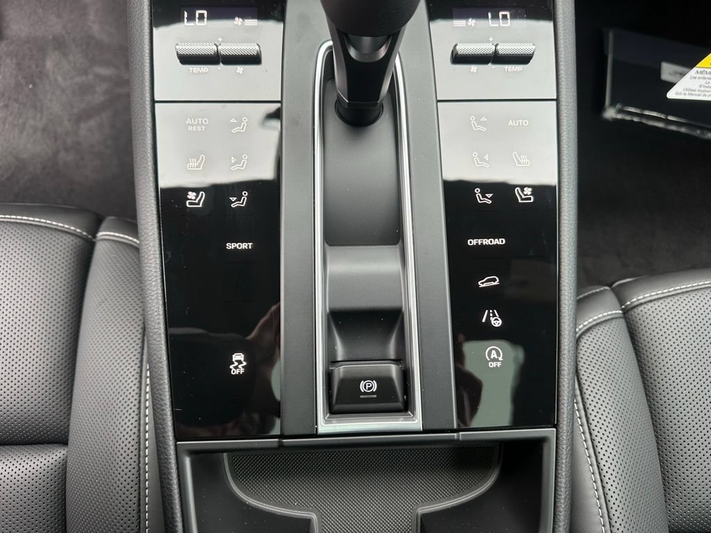 Certified 2026 Porsche Macan Turbo AWD/4WD image 25