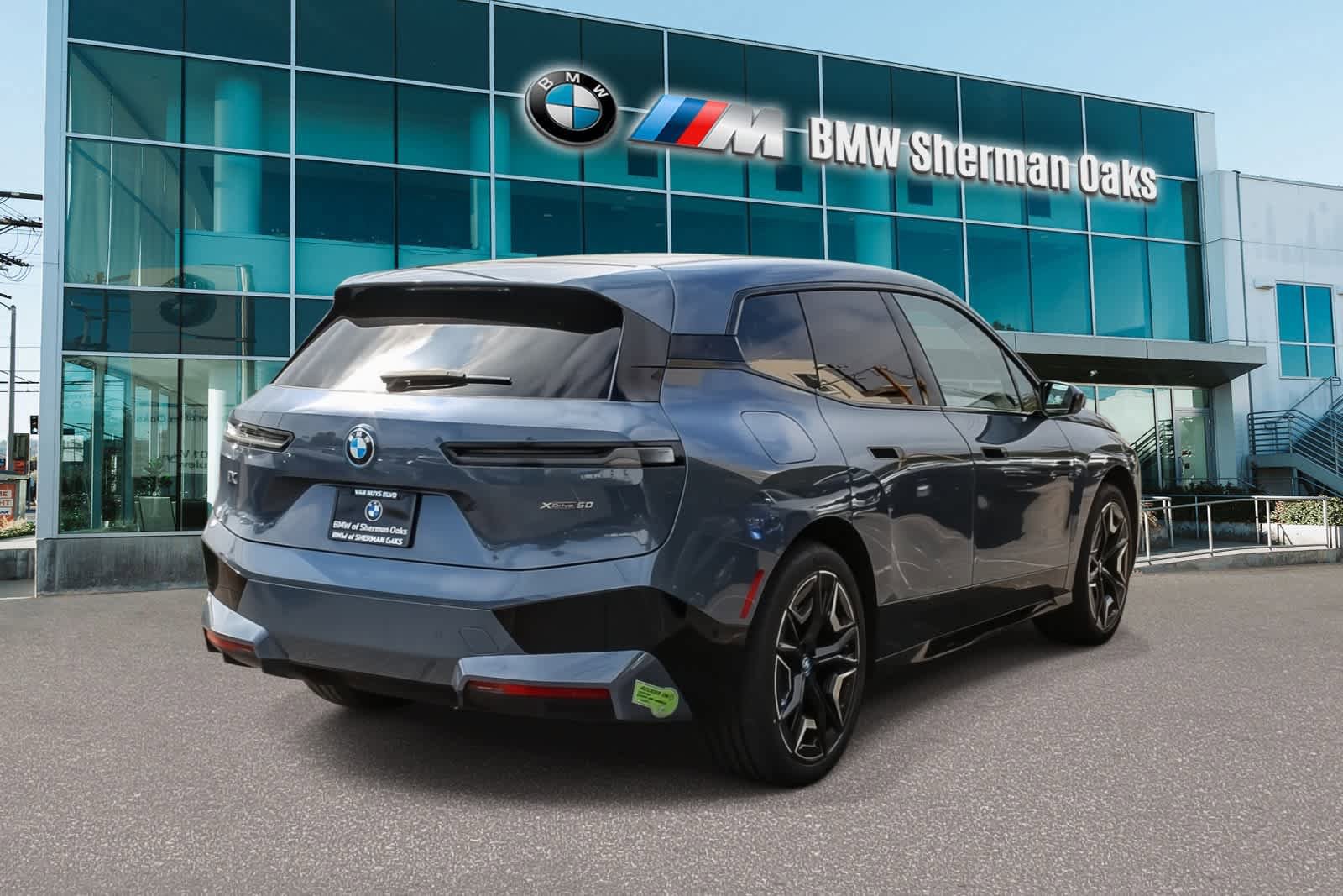 Used 2024 BMW iX xDrive50 w/ Sport Package AWD/4WD image 4
