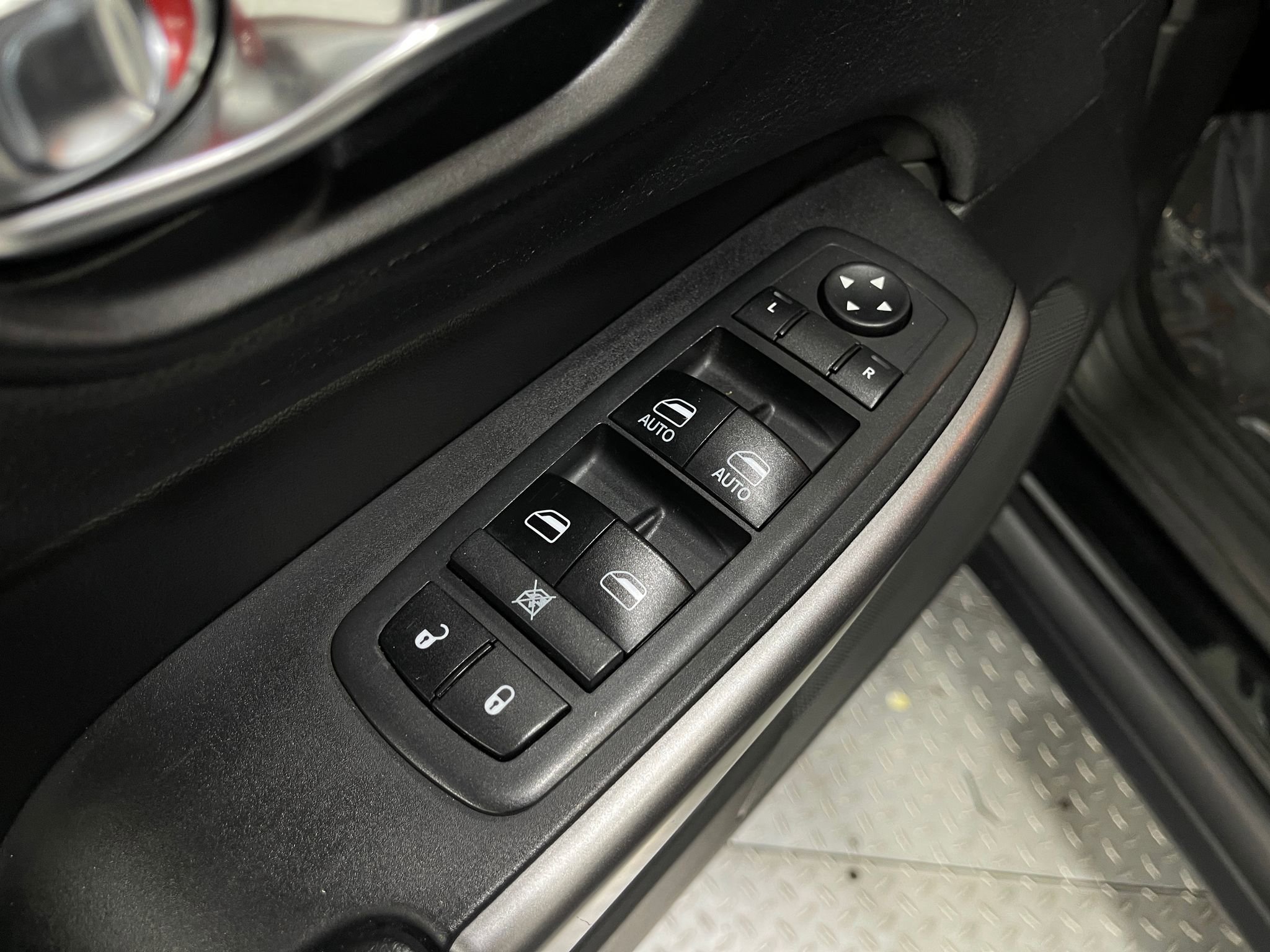 Used 2019 Jeep Cherokee Latitude Plus w/ Comfort/Convenience Group AWD/4WD image 15
