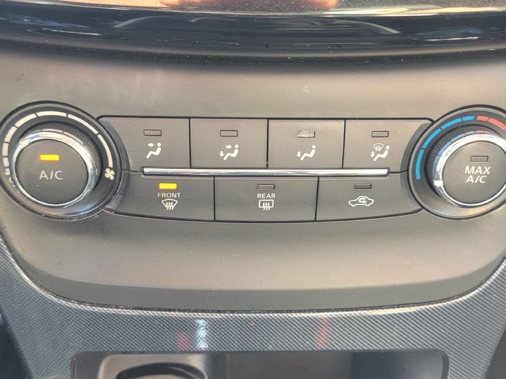Used 2016 Nissan Sentra SR w/ SR Premium Package FWD image 27