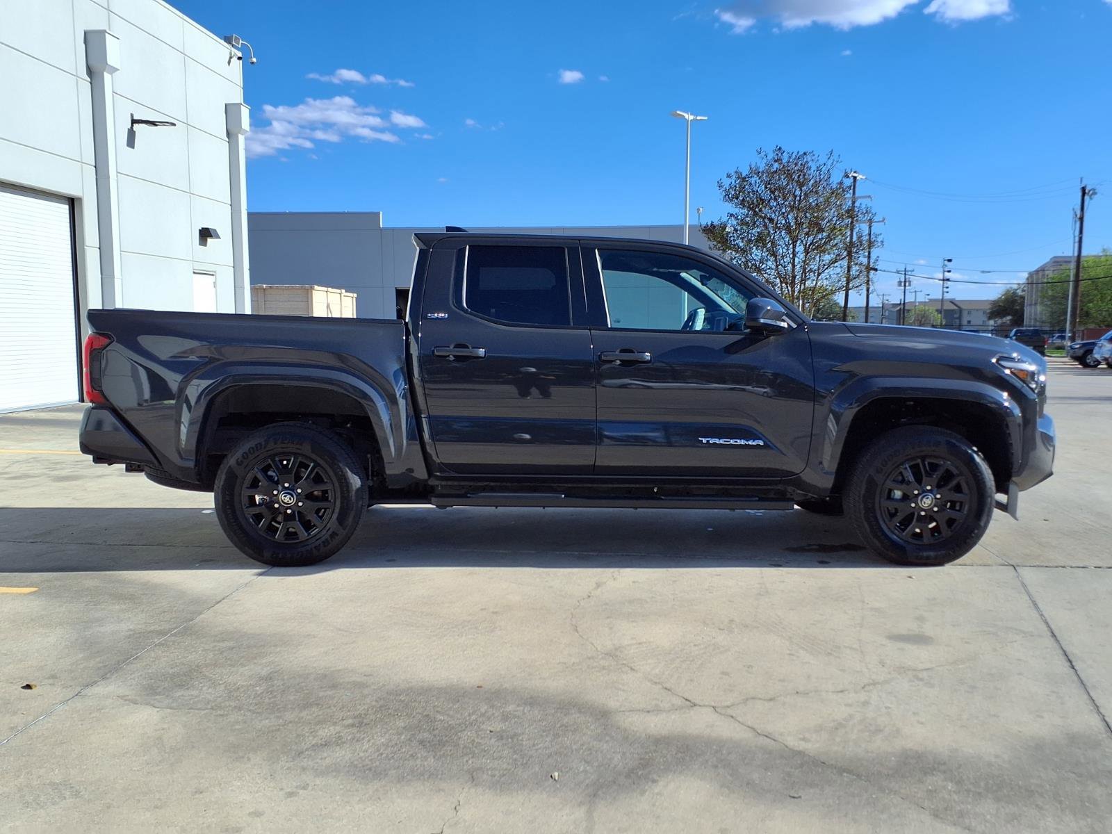 Used 2025 Toyota Tacoma SR5 w/ SR5 Upgrade Package AWD/4WD image 4