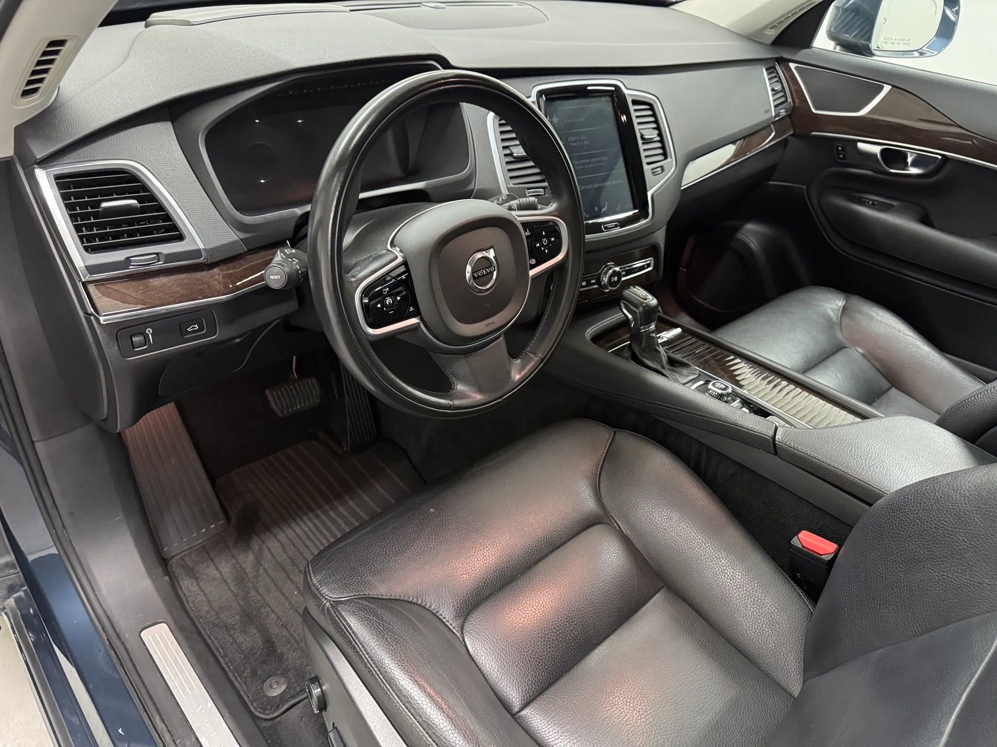 Used 2019 Volvo XC90 T6 Momentum w/ Advanced Package image 9