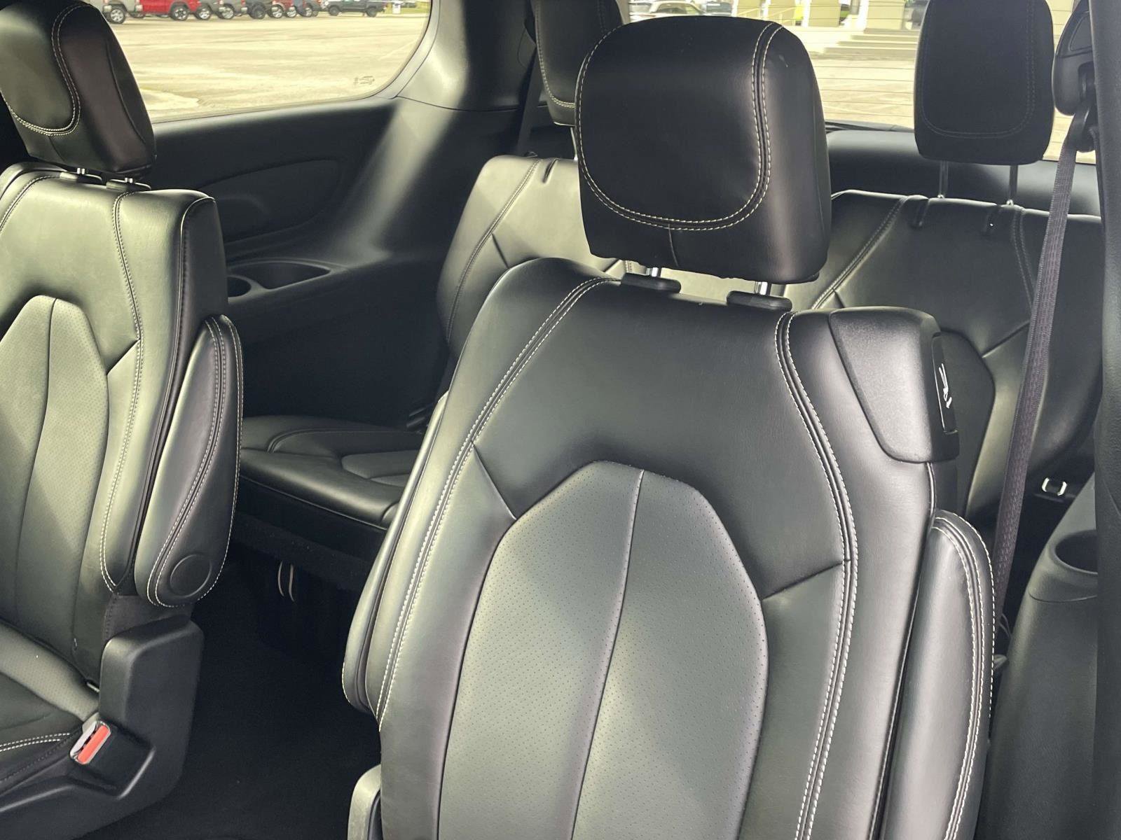 Used 2025 Chrysler Pacifica Select image 10