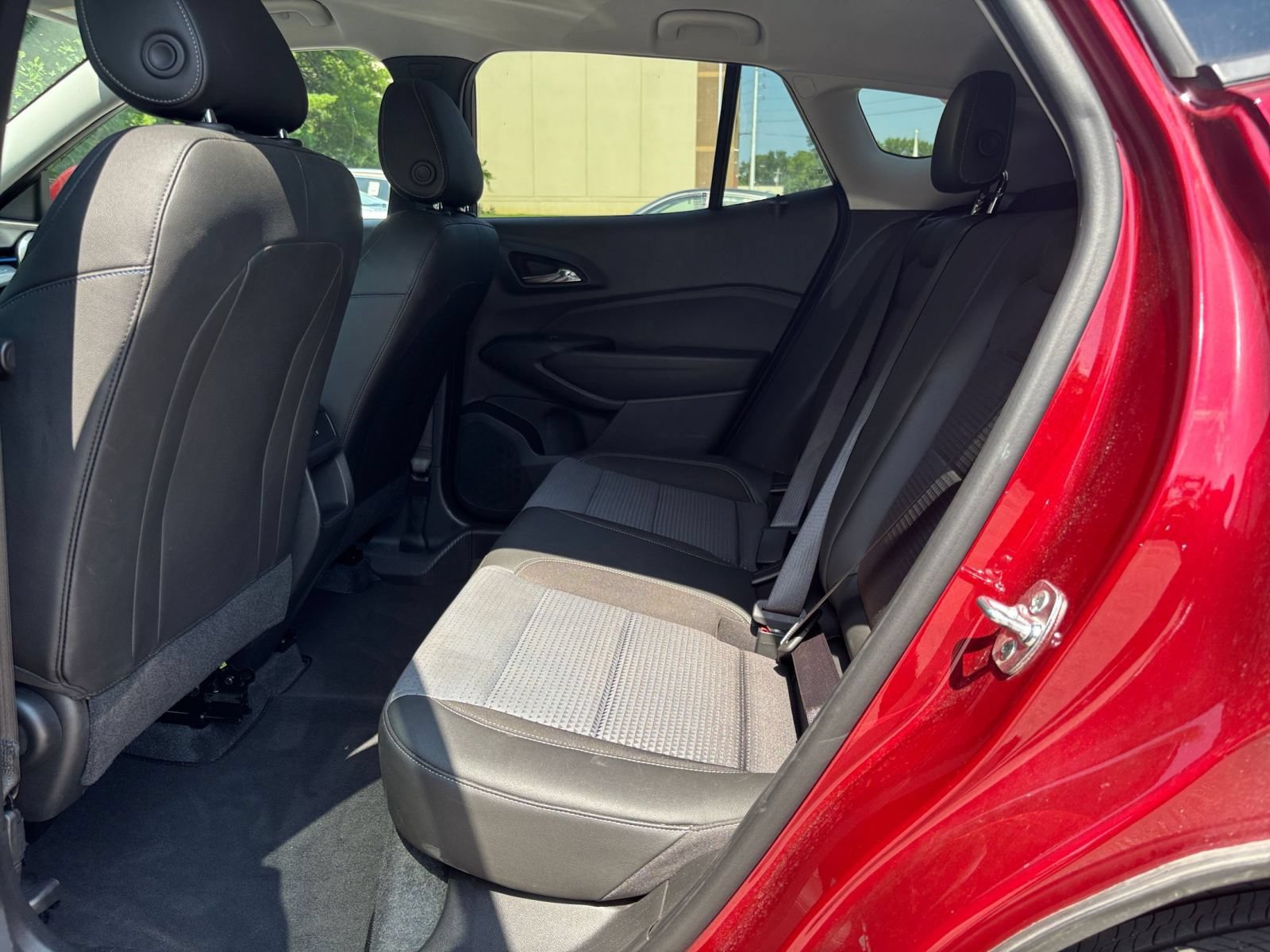 Used 2025 Chevrolet Trax LT w/ LT Convenience Package FWD image 24
