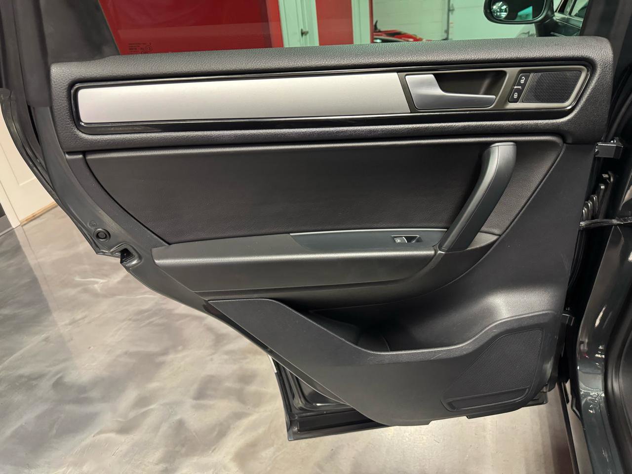 Used 2014 Volkswagen Touareg Sport AWD/4WD image 17