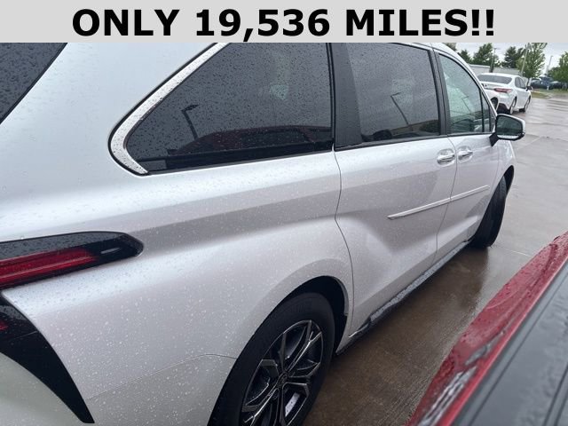 Used 2025 Toyota Sienna Platinum image 2