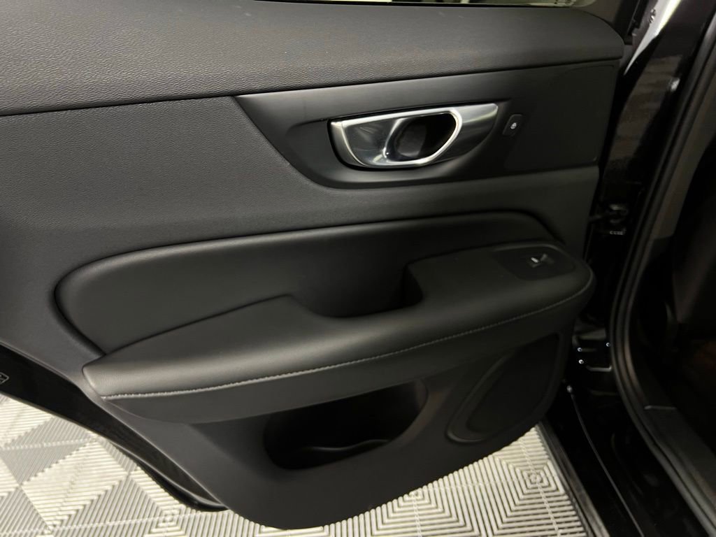 Used 2025 Volvo S60 B5 Plus image 28
