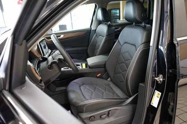 Used 2024 Volkswagen Atlas SE image 2