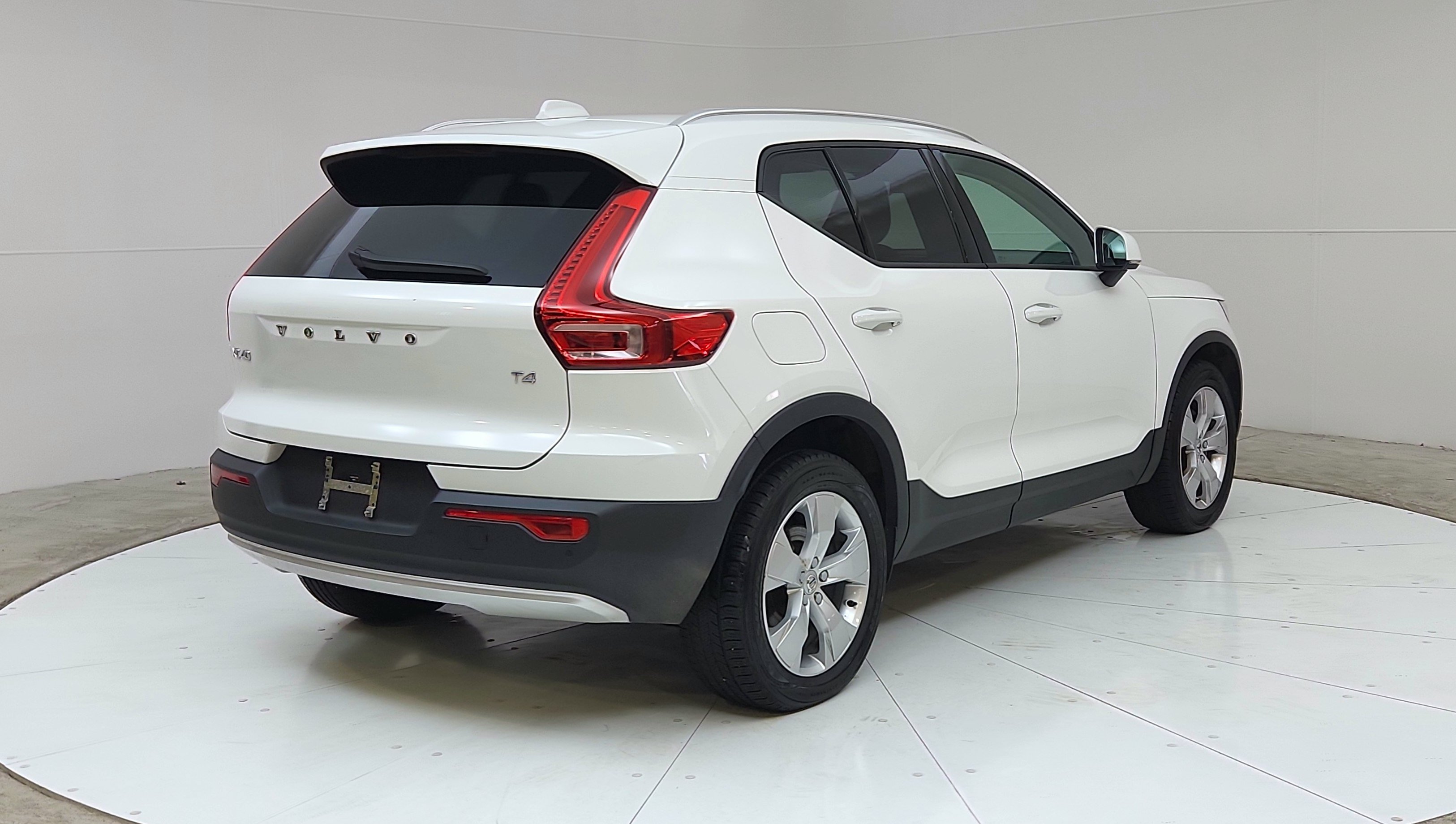 Used 2020 Volvo XC40 T4 Momentum FWD image 7
