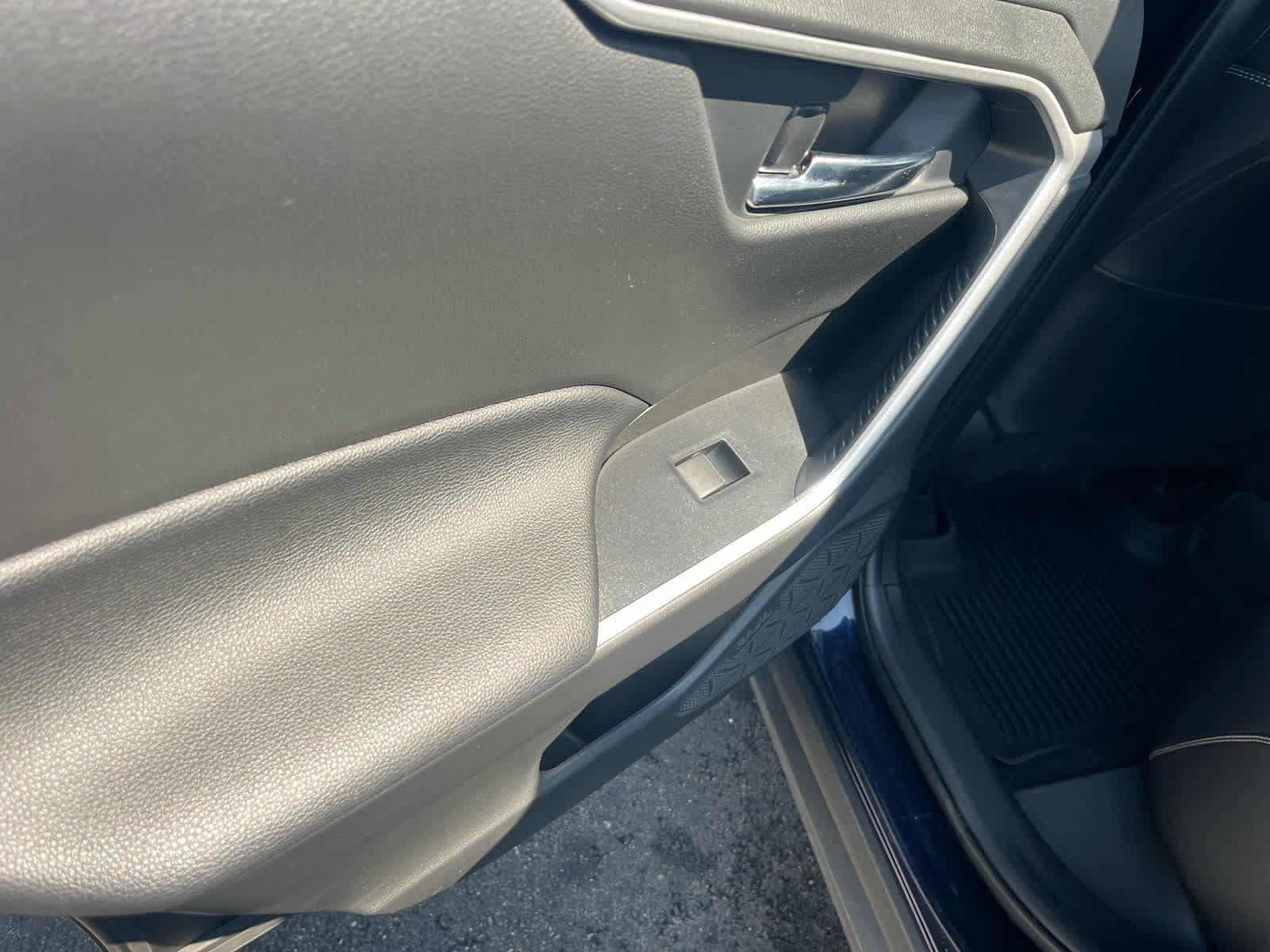 Used 2021 Toyota RAV4 XLE Premium image 29