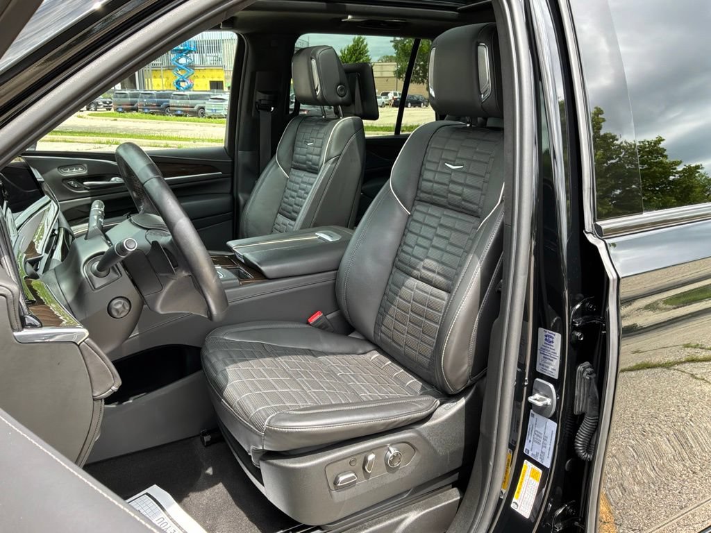 Used 2023 Cadillac Escalade Sport Platinum w/ LPO, ONYX Package AWD/4WD image 11