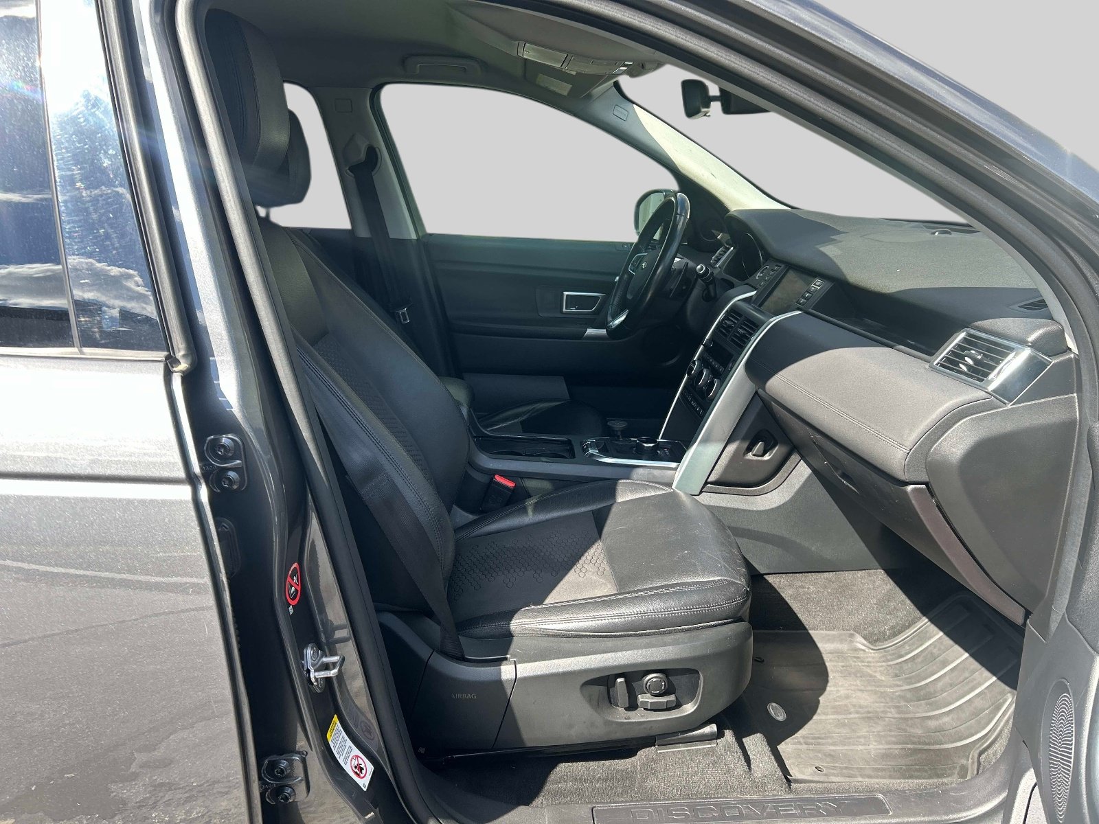 Used 2018 Land Rover Discovery Sport SE AWD/4WD image 16