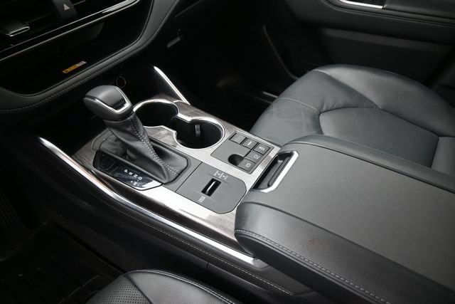 Used 2023 Toyota Highlander Limited FWD image 9
