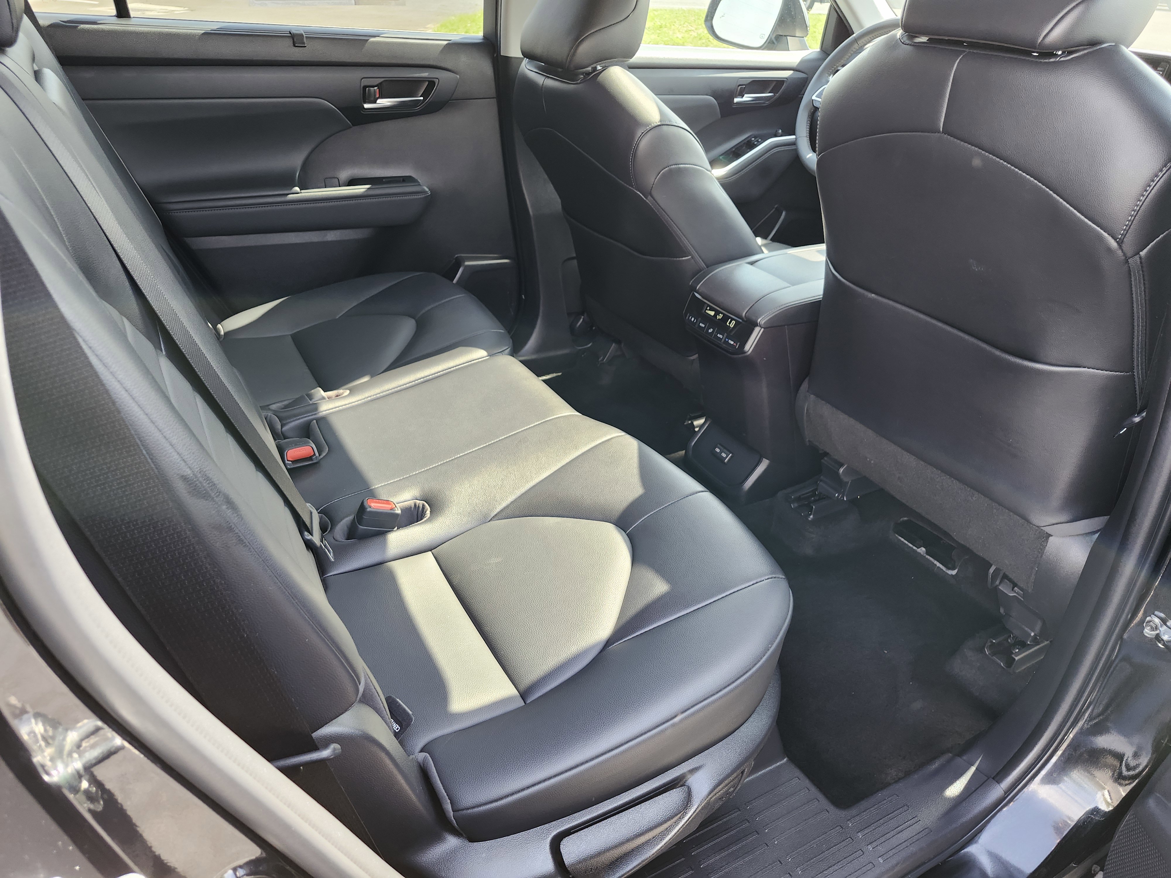 Used 2022 Toyota Highlander XLE AWD/4WD image 24