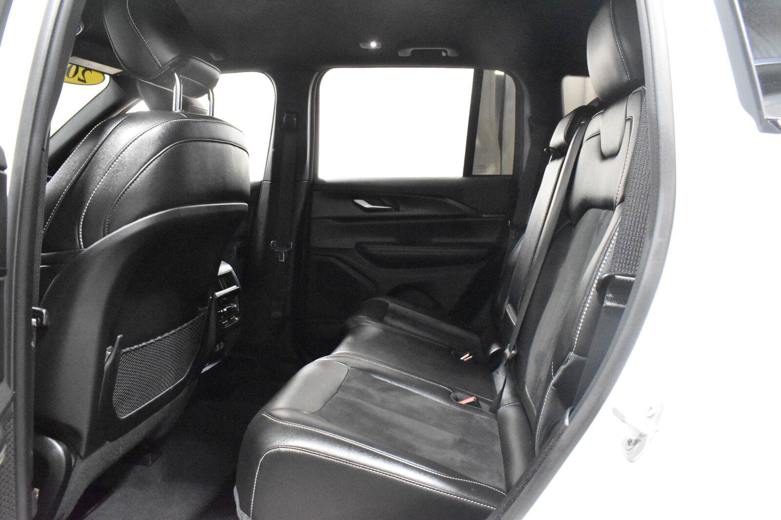 Used 2024 Jeep Grand Cherokee Altitude AWD/4WD image 4
