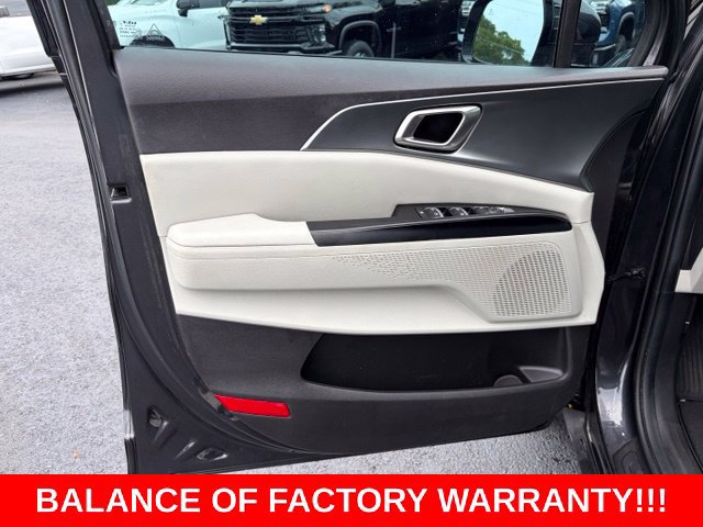 Used 2023 Kia Carnival LX FWD image 12