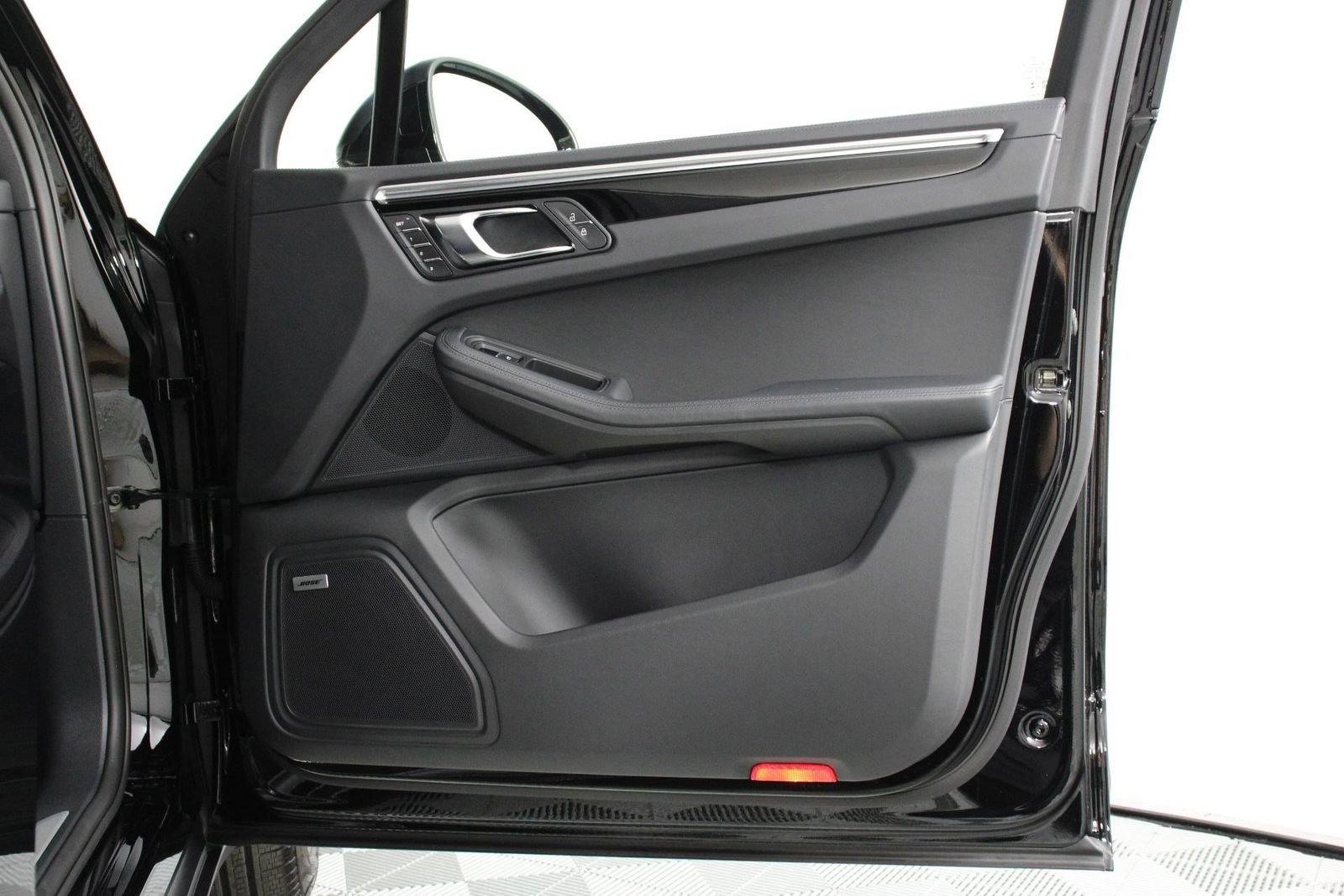 Certified 2025 Porsche Macan S image 23