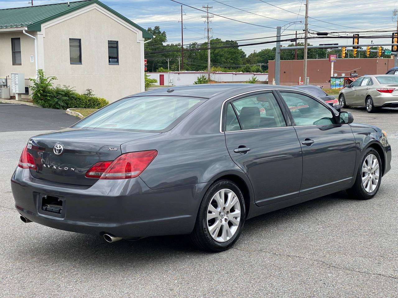 Used 2010 Toyota Avalon FWD image 3