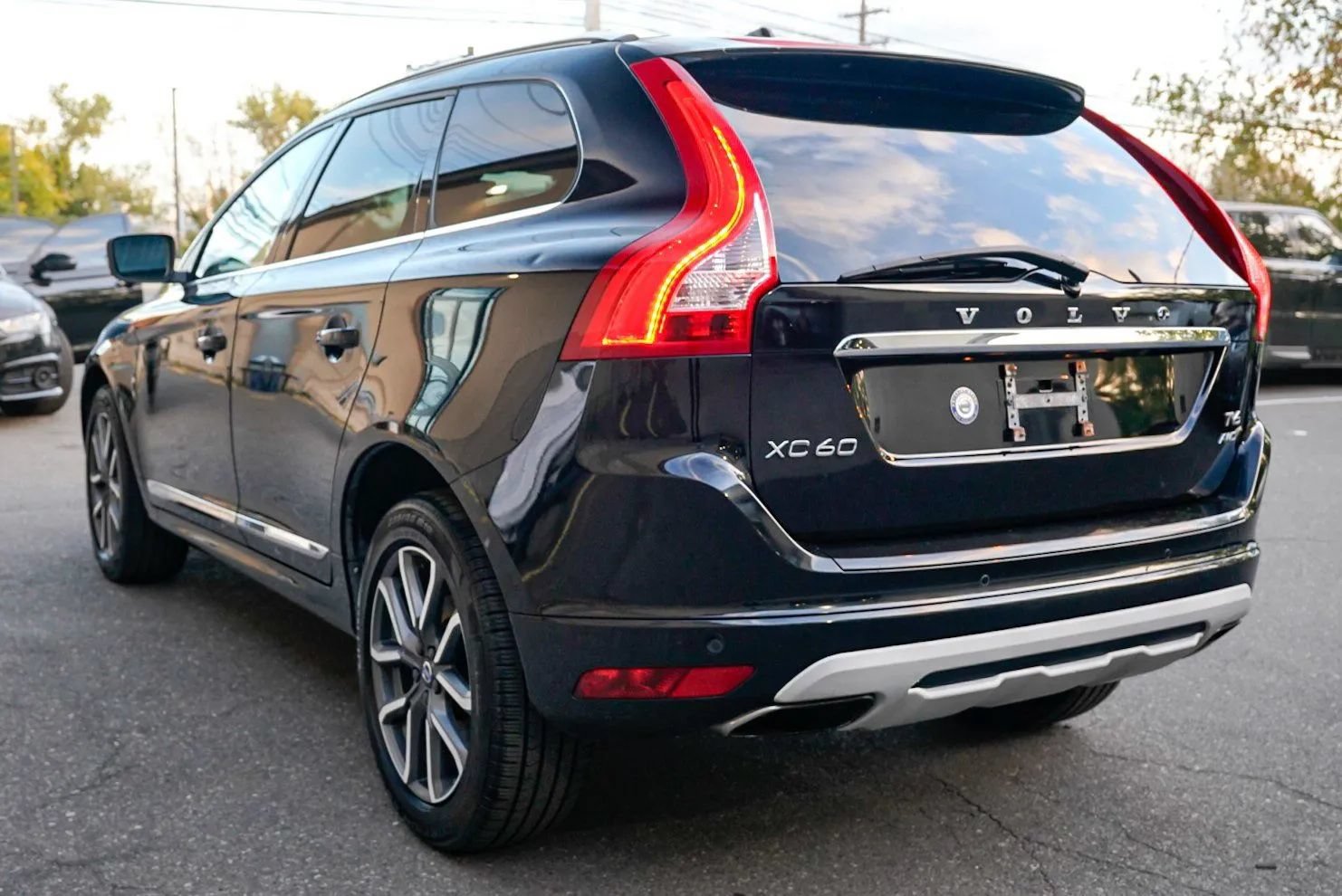 Used 2017 Volvo XC60 T6 Dynamic w/ Preferred Option Package AWD/4WD image 7