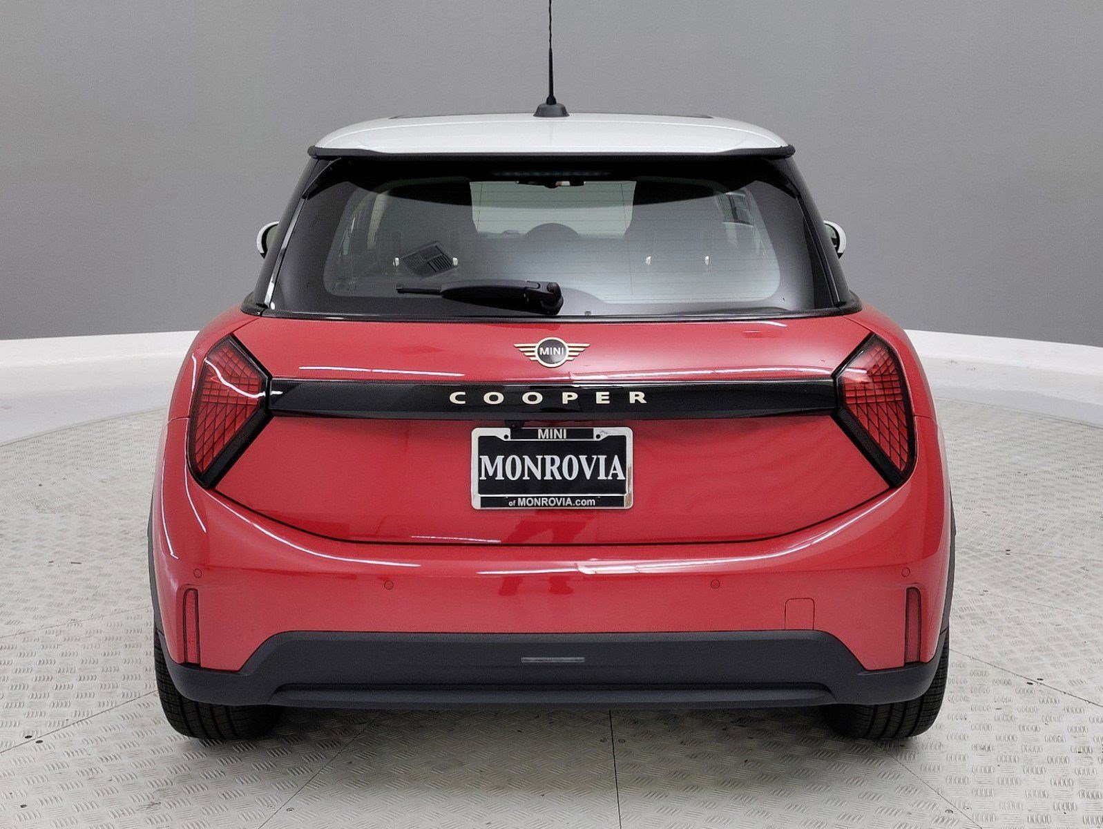 Used 2025 MINI Cooper 2-Door Hardtop image 7