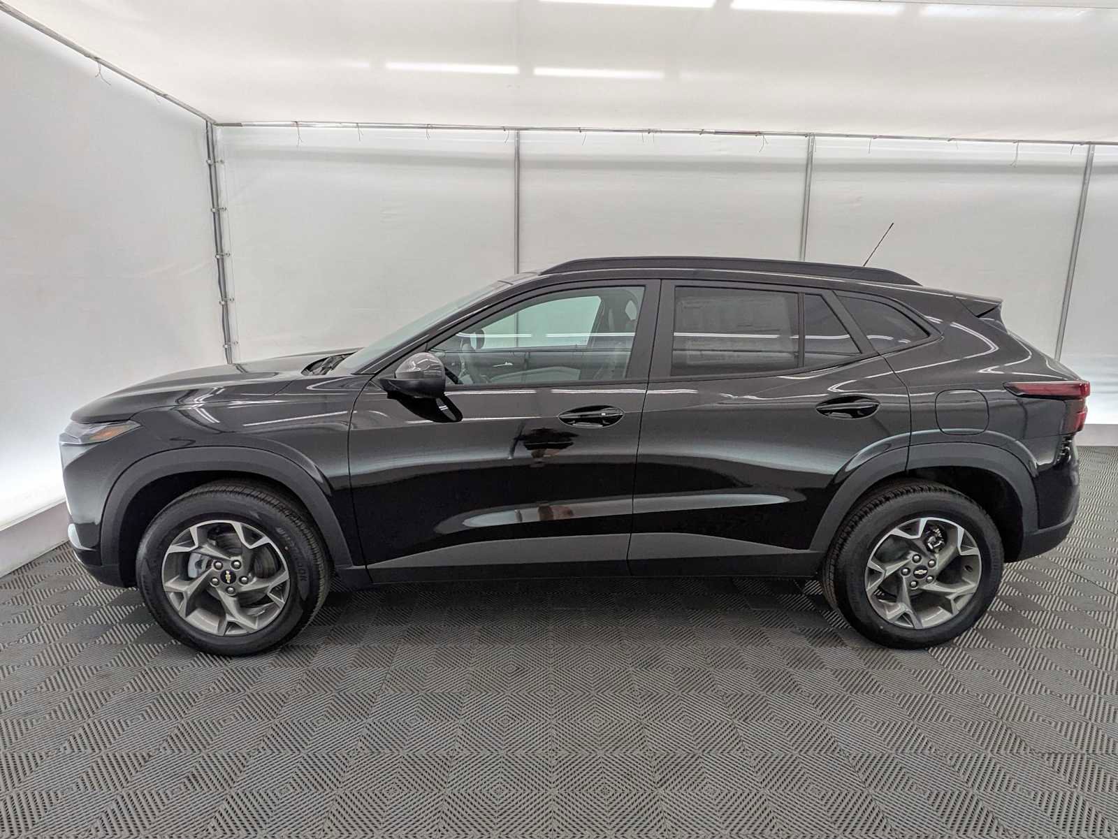 New 2026 Chevrolet Trax LT w/ Driver Confidence Package FWD image 3