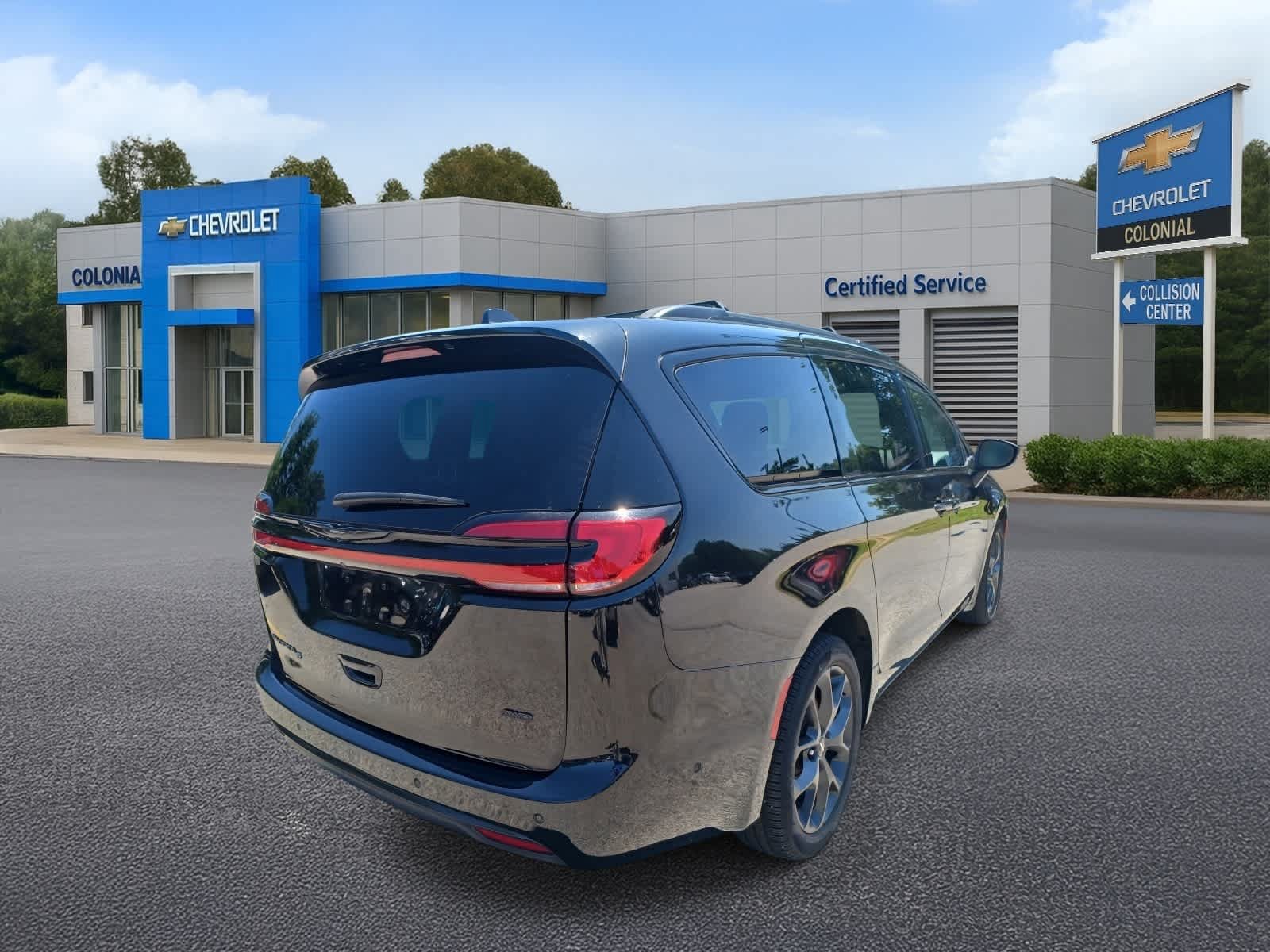 Used 2023 Chrysler Pacifica Touring-L w/ S Appearance Package AWD/4WD image 4