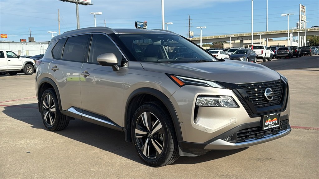 Used 2021 Nissan Rogue Platinum image 3