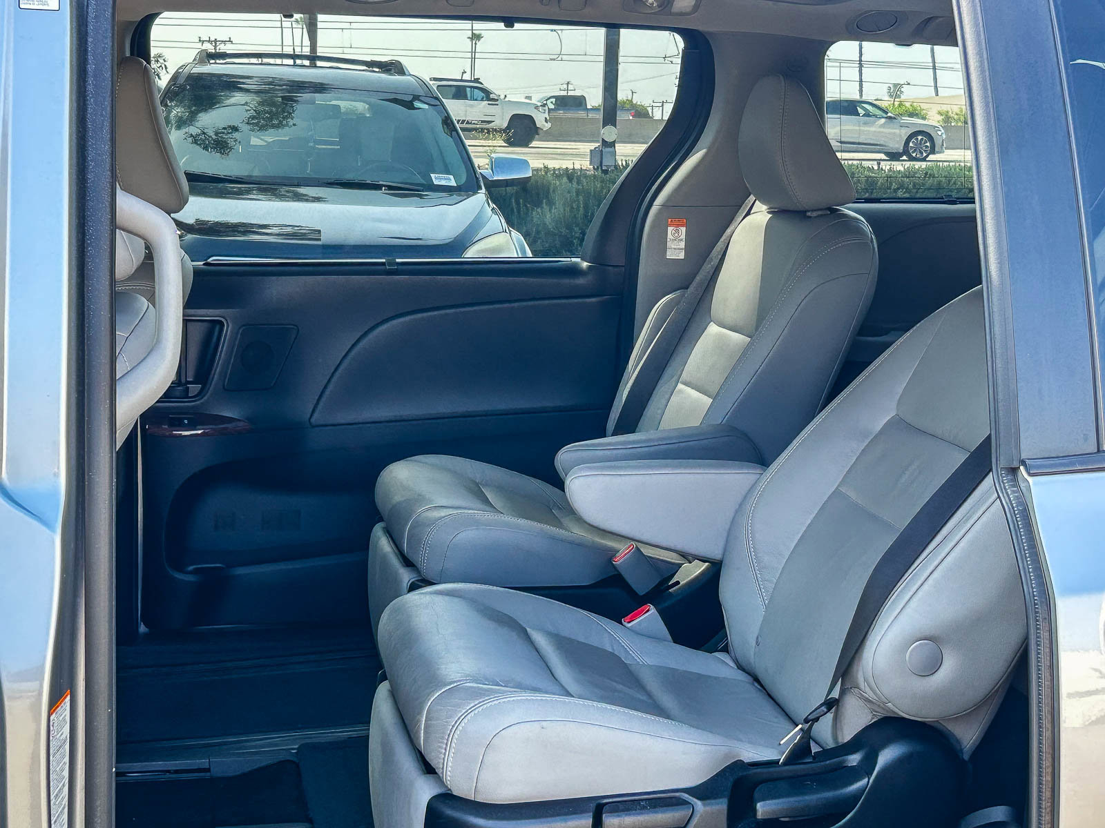 Used 2018 Toyota Sienna Limited w/ Carpet Mat Package image 18