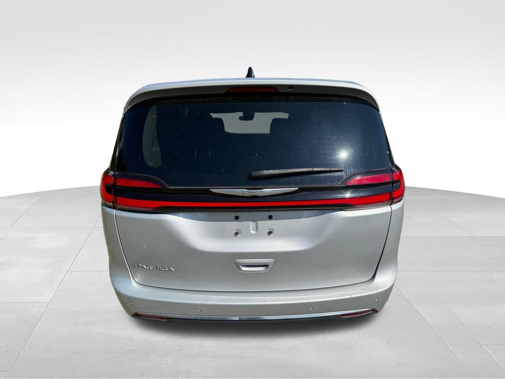 Used 2023 Chrysler Pacifica Touring-L FWD image 5