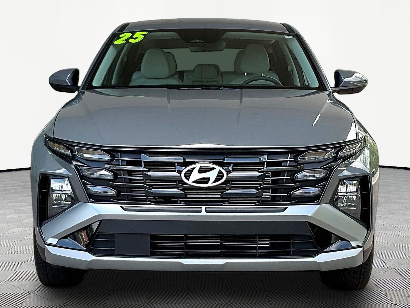 Used 2025 Hyundai Tucson SE FWD image 2