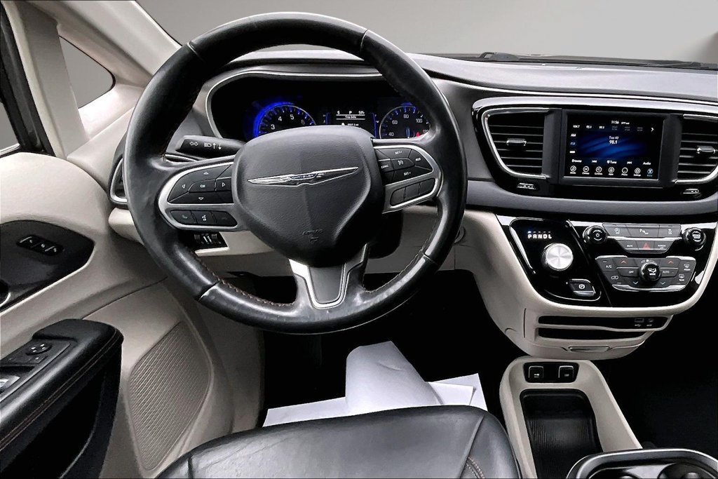 Used 2020 Chrysler Pacifica Touring-L FWD image 9