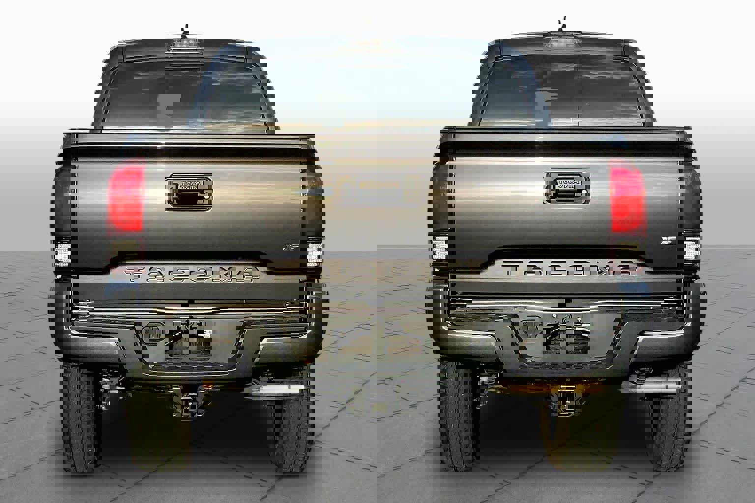 Used 2023 Toyota Tacoma SR5 w/ Technology Package image 5