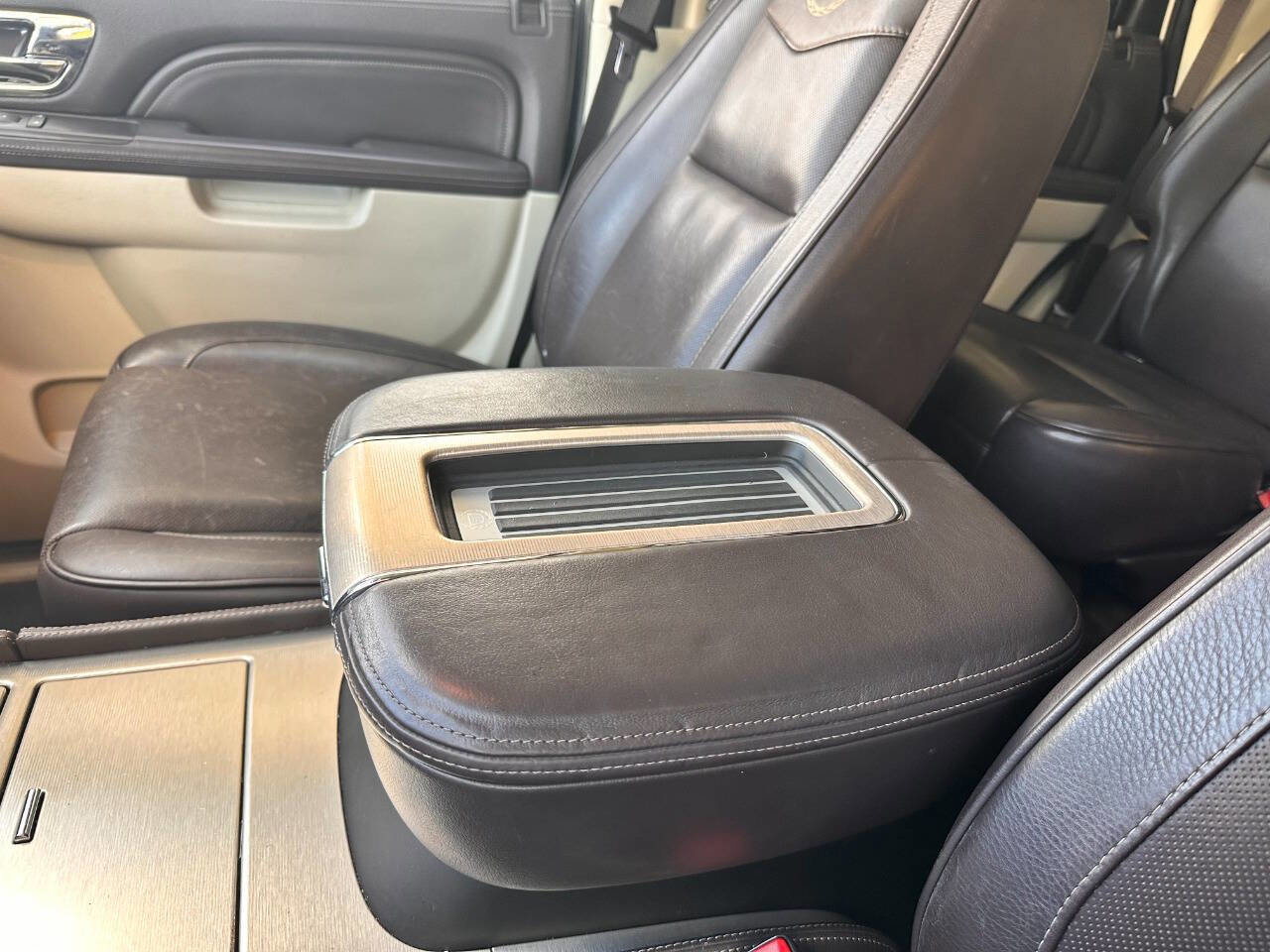 Used 2011 Cadillac Escalade Platinum image 20