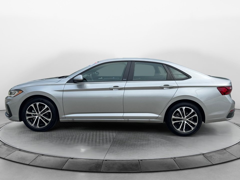 Used 2026 Volkswagen Jetta Sport FWD image 4