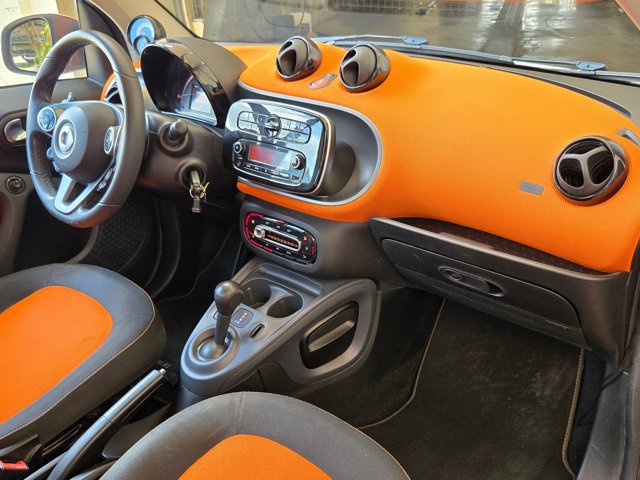 Used 2016 smart fortwo passion RWD image 18