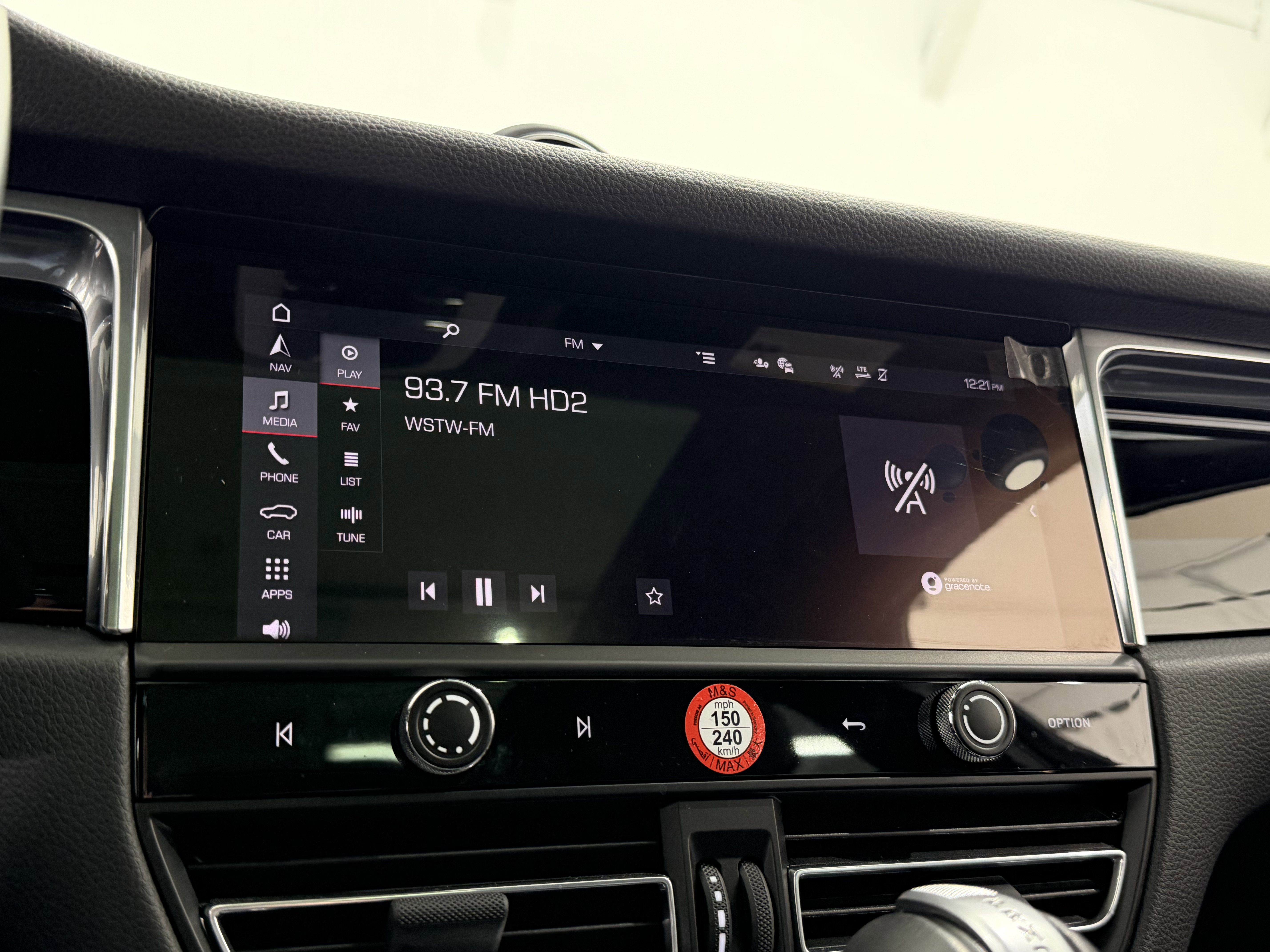 Certified 2025 Porsche Macan image 39