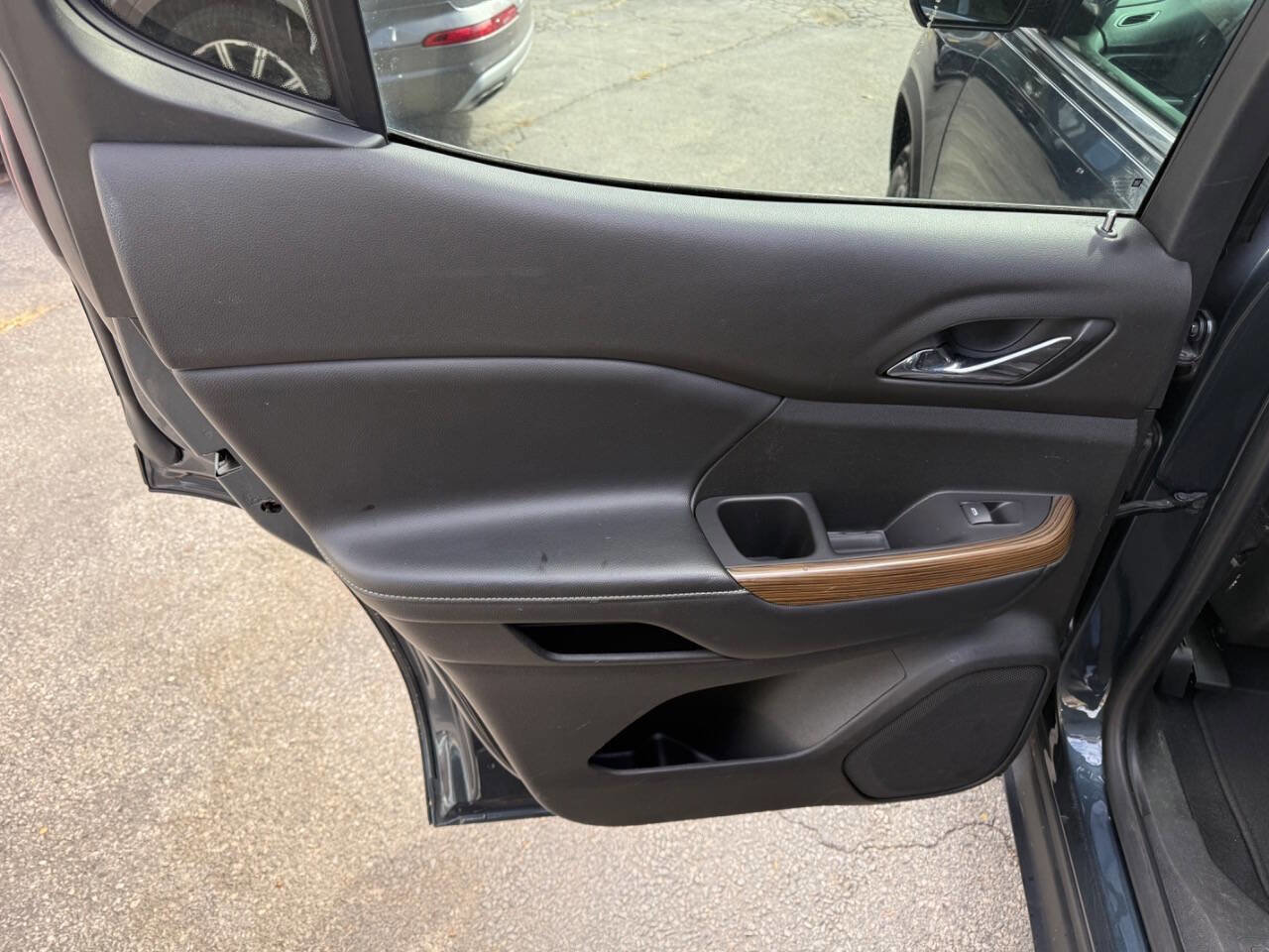 Used 2019 GMC Acadia SLE w/ Driver Alert Package I image 17