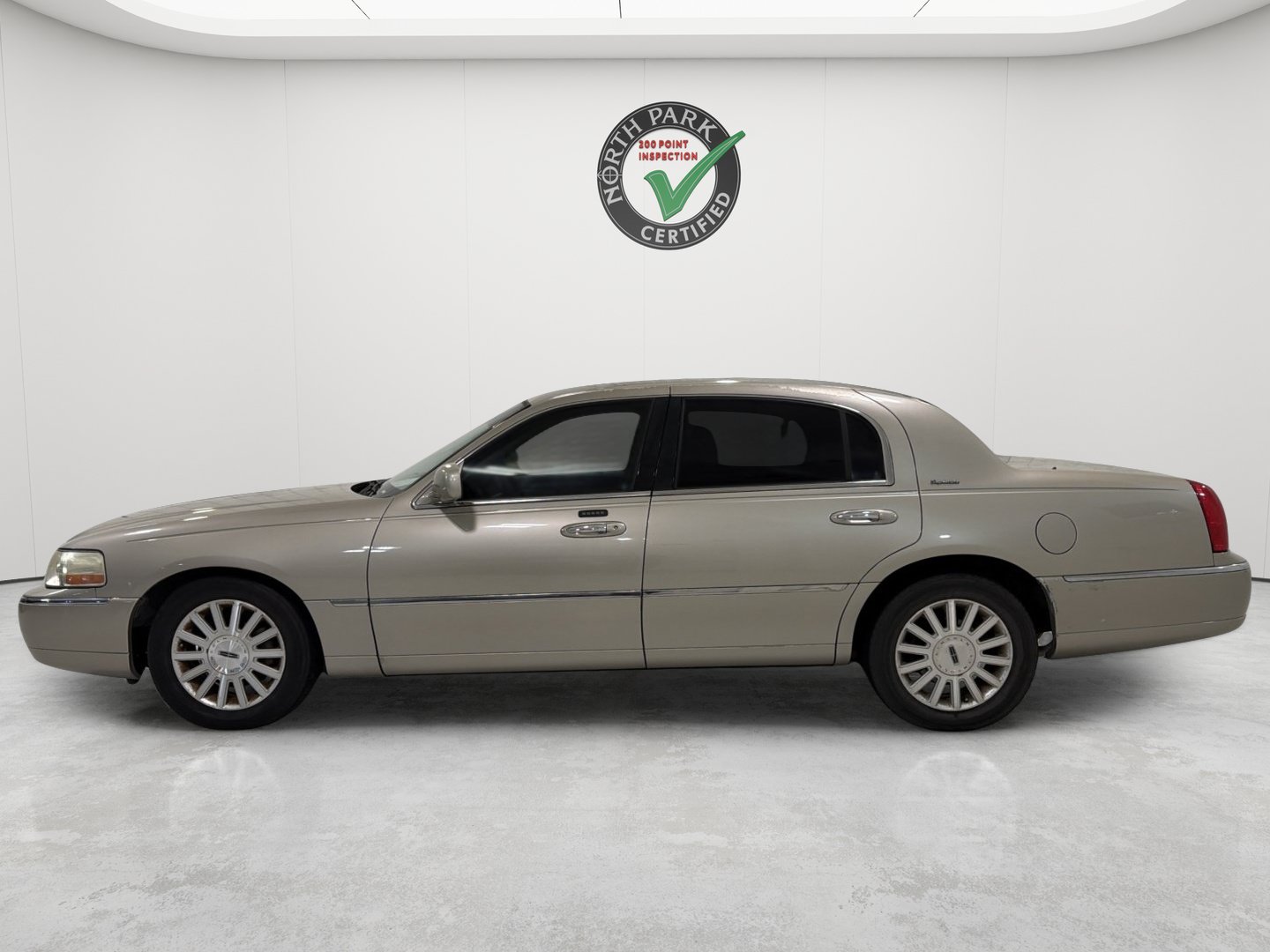 Used 2004 Lincoln Town Car Signature RWD image 2