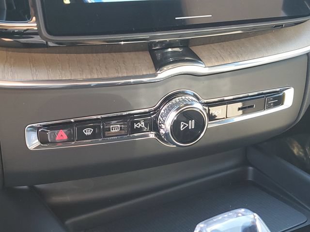 New 2026 Volvo XC60 B5 Plus w/ Protection Package Premier AWD/4WD image 18