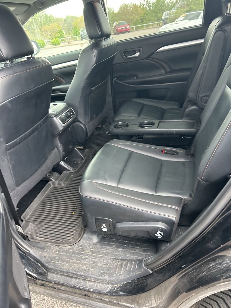 Used 2019 Toyota Highlander XLE image 14