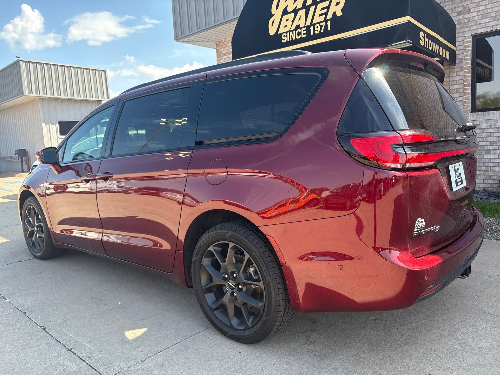 Used 2021 Chrysler Pacifica Limited w/ Premium & Safety Sphere Group image 12